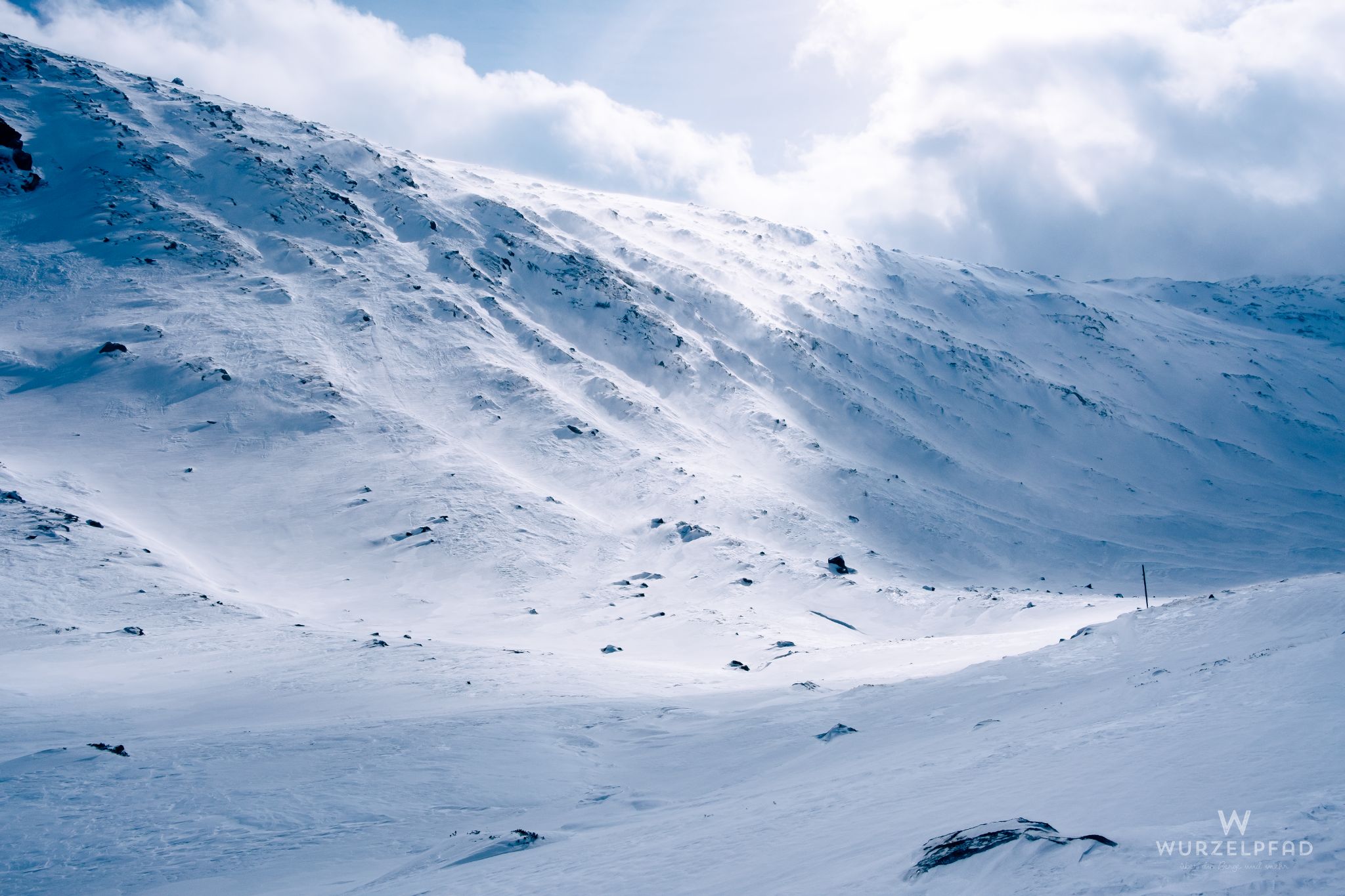 Windverblasene Talseite